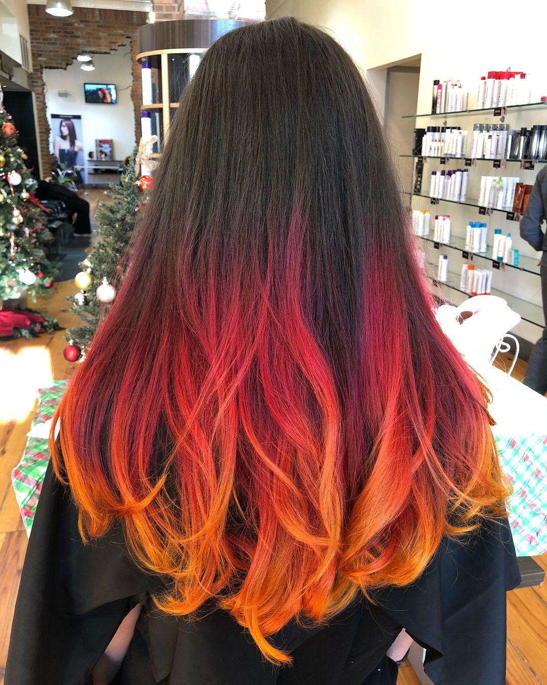 fuego ombre en el pelo oscuro natural