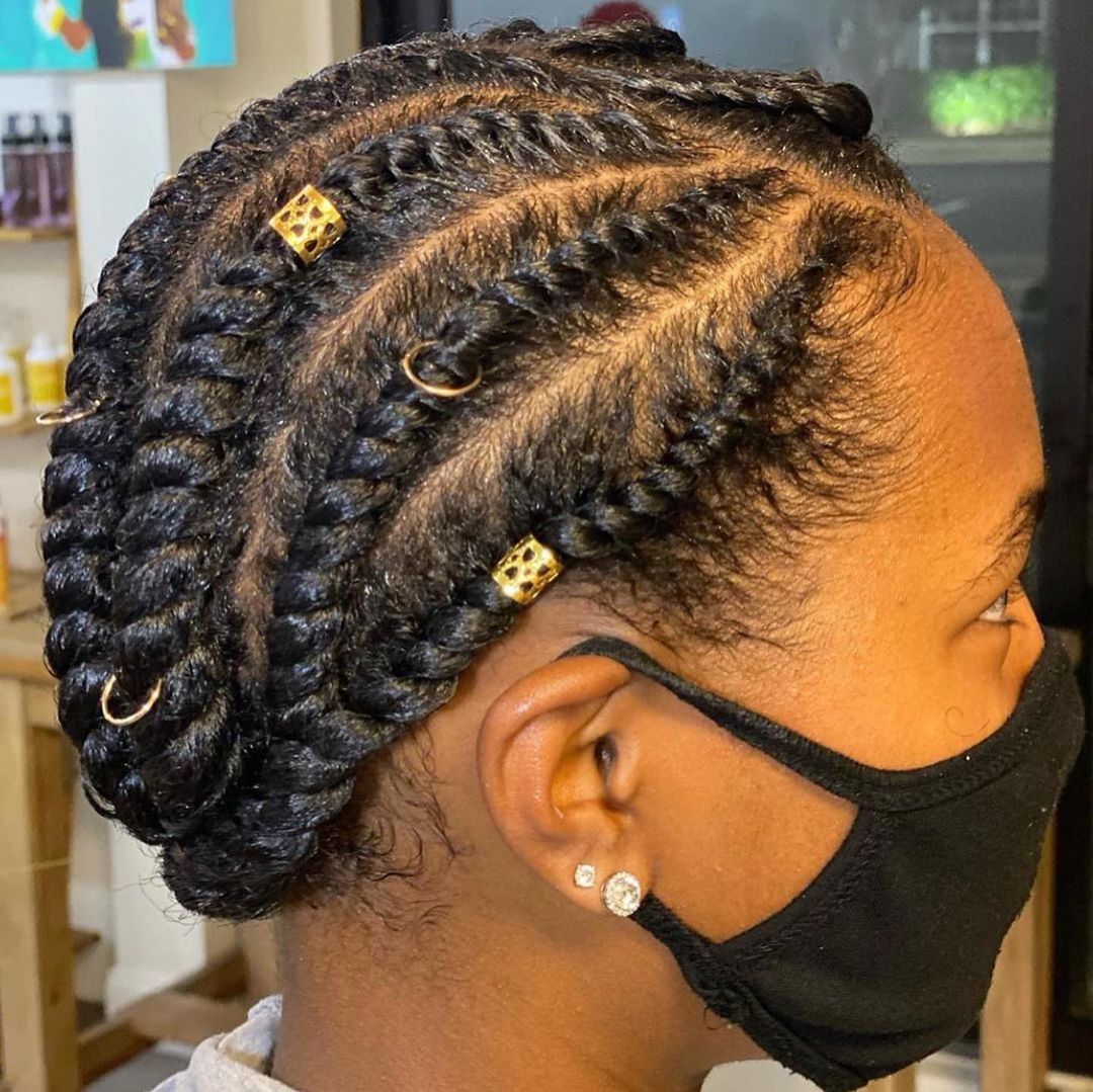 coiffure torsadée plate avec perles