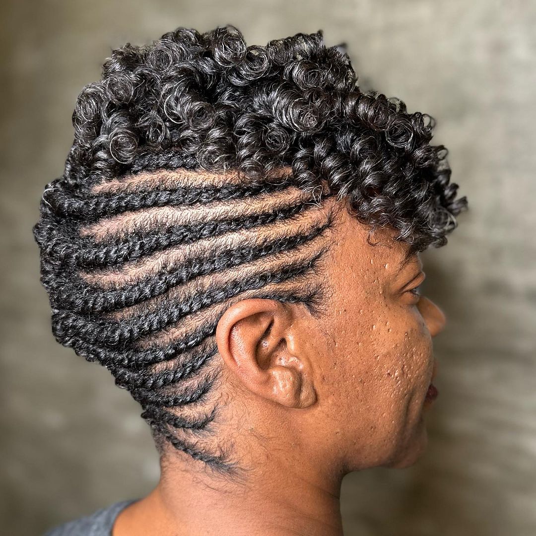 coiffure torsadée plate avec boucles en anneaux