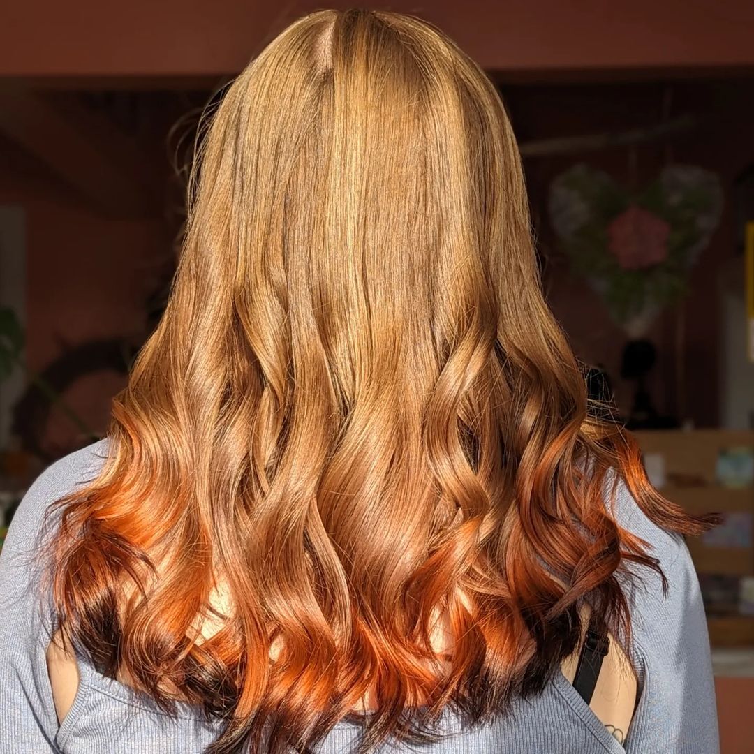 cheveux blonds dorés avec pointes de renard