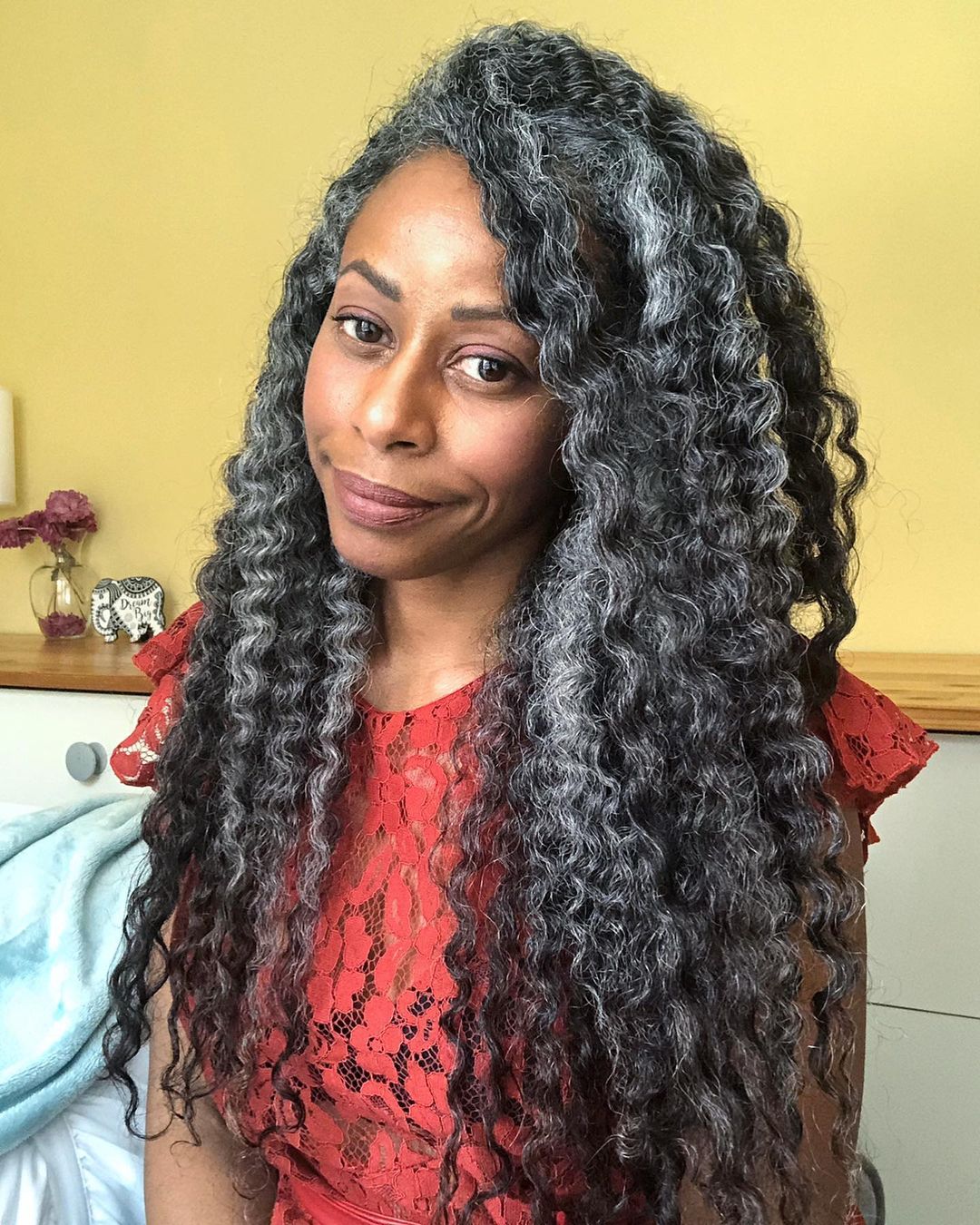 cheveux gris bouclés avec des mèches noires