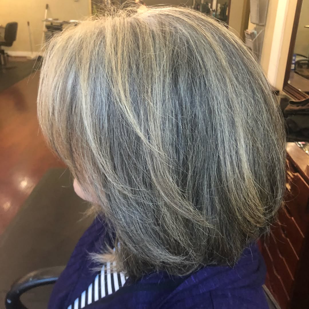 pelo gris con mechas rubio oscuro