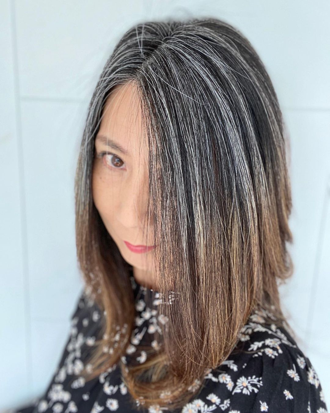 cheveux gris avec des reflets brun foncé et des pointes cuivrées