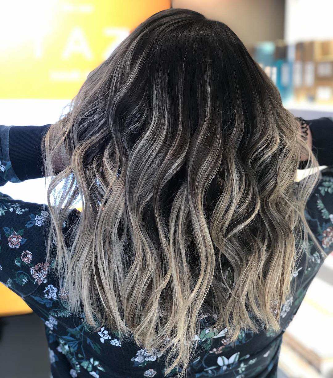 pelo gris con mechas y raíces oscuras