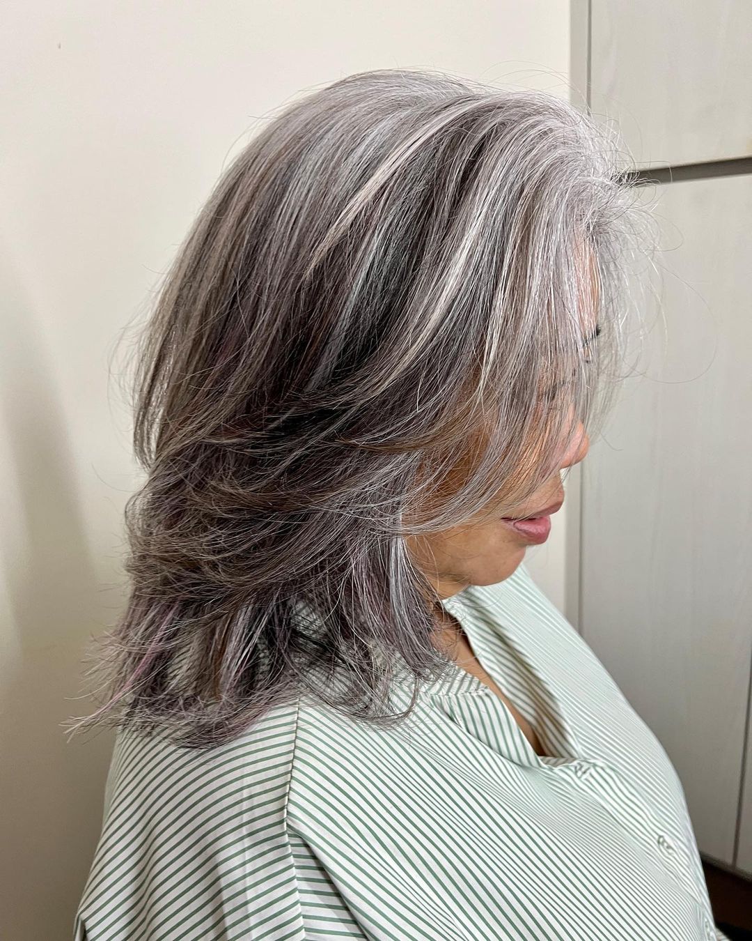 pelo gris con mechas bajas capas emplumadas