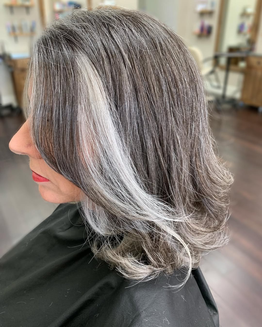 pelo gris con mechas bajas y rubio pieza de dinero