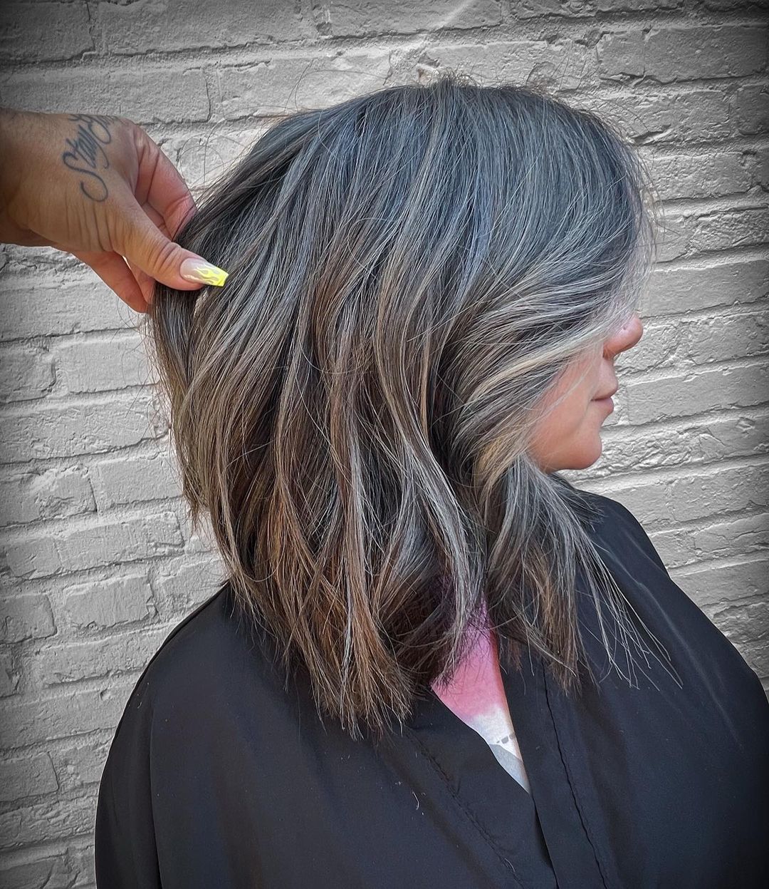 pelo gris con mechas plateadas y castañas