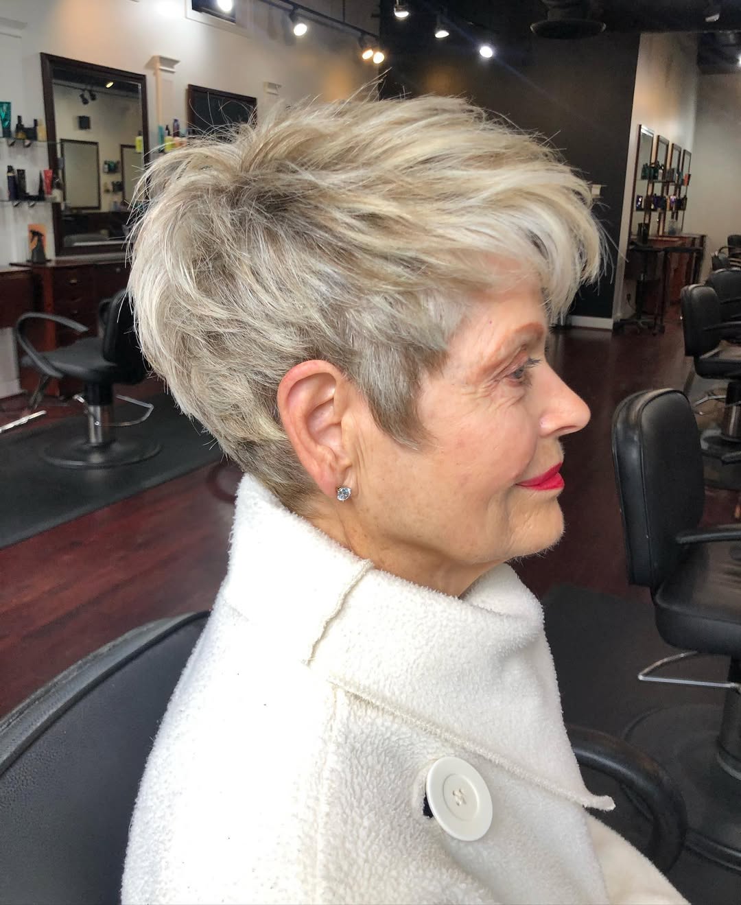 pixie gris con mechas y luces bajas