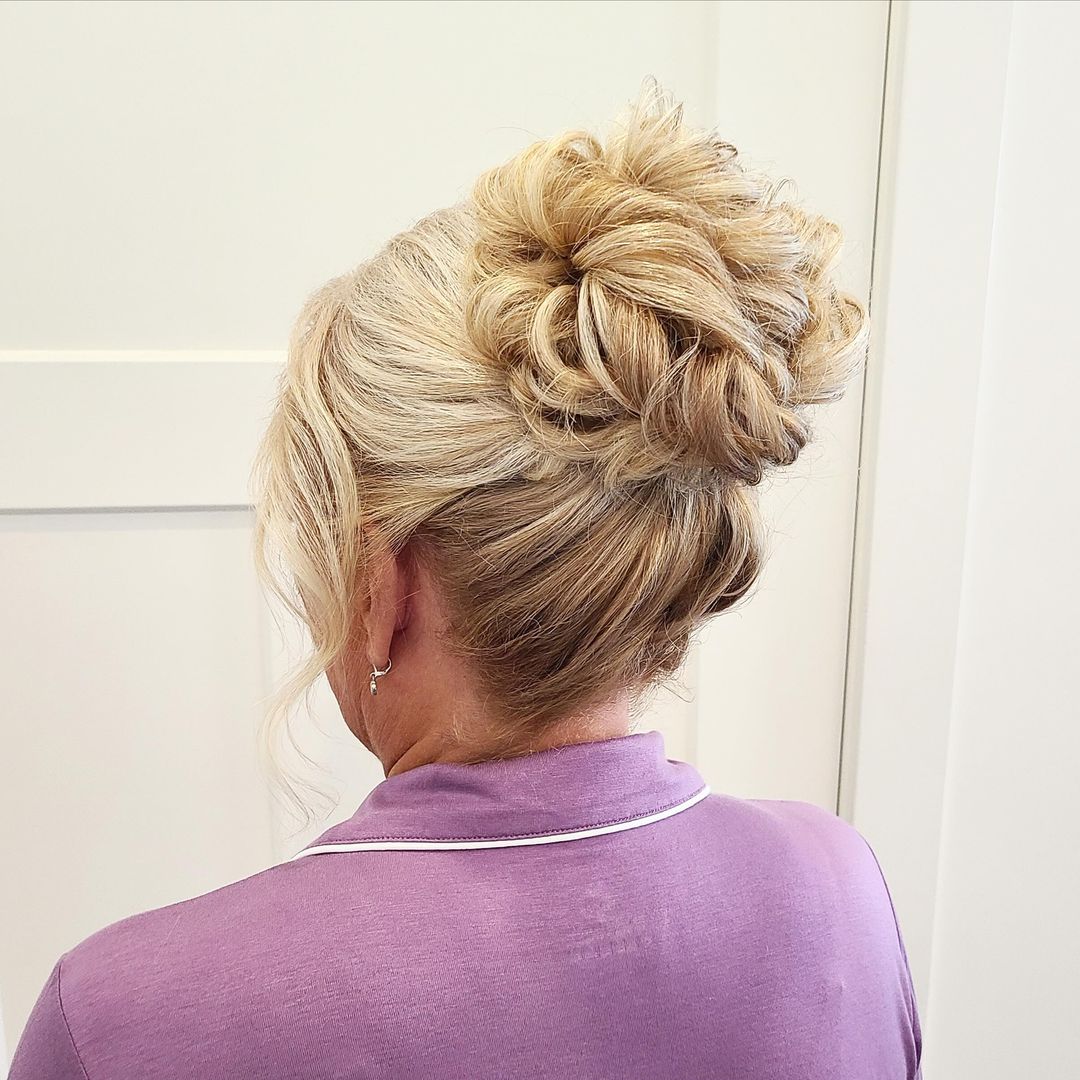 chignon alto e disordinato