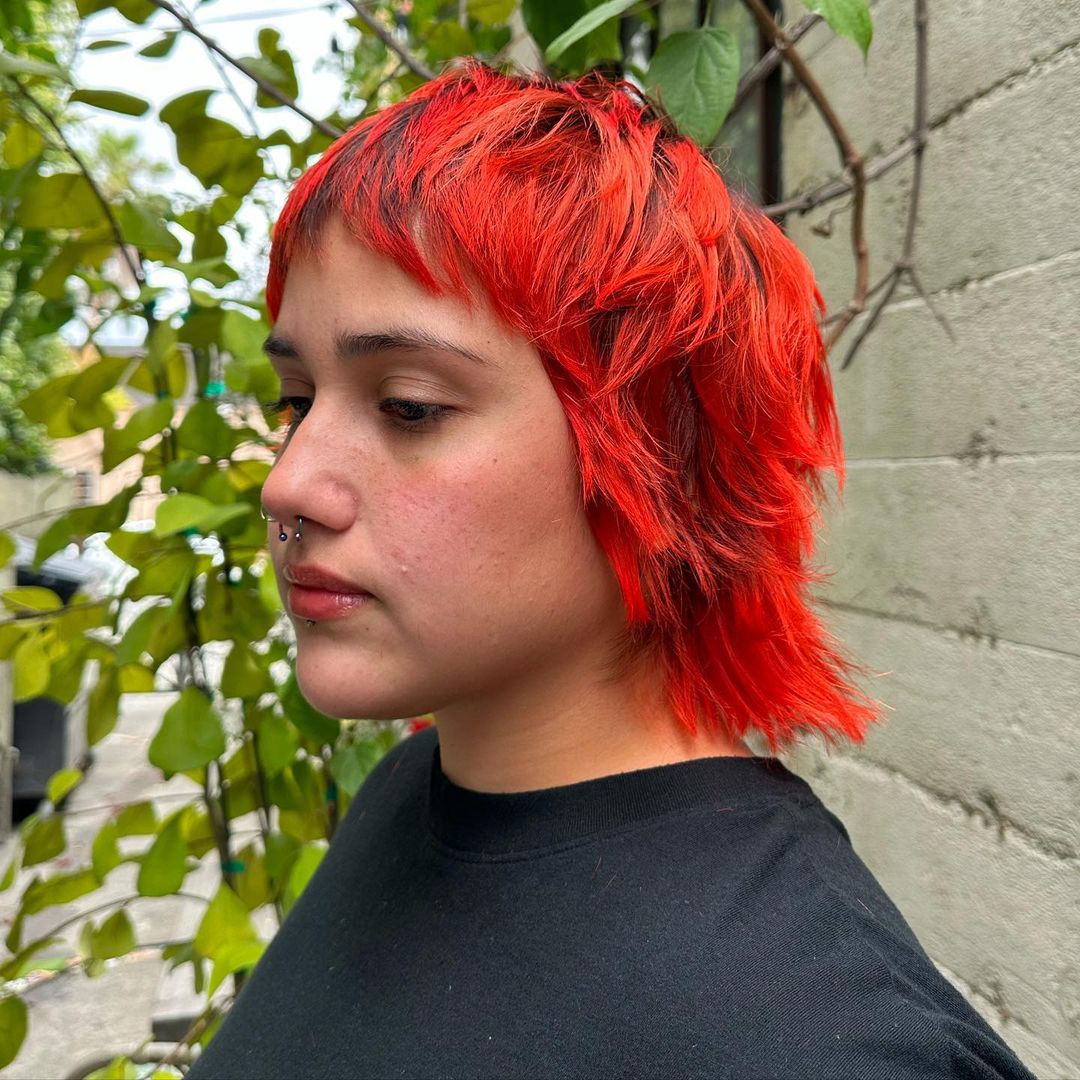 cabelo pixie cortado vermelho intenso