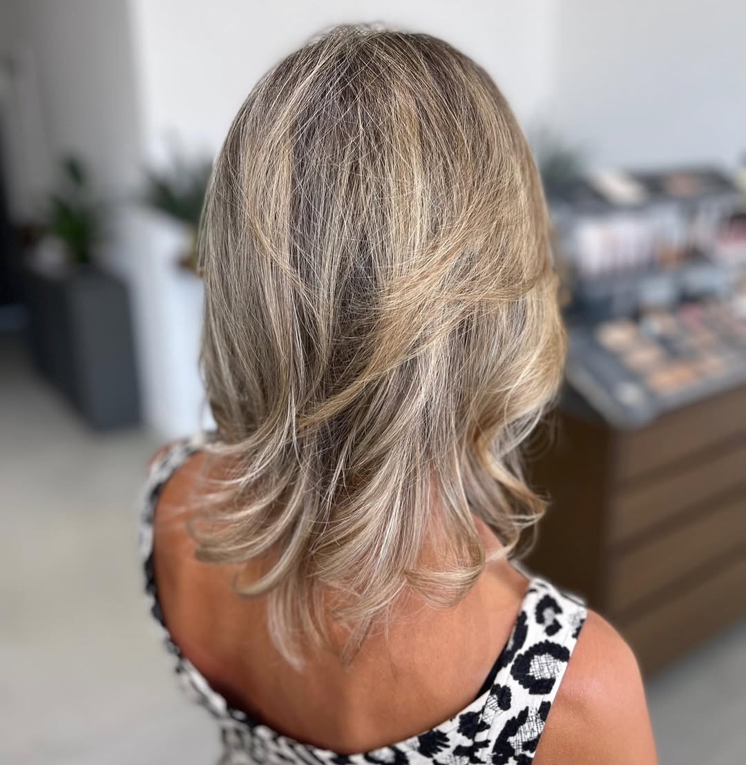 cabelo grisalho em camadas com luzes