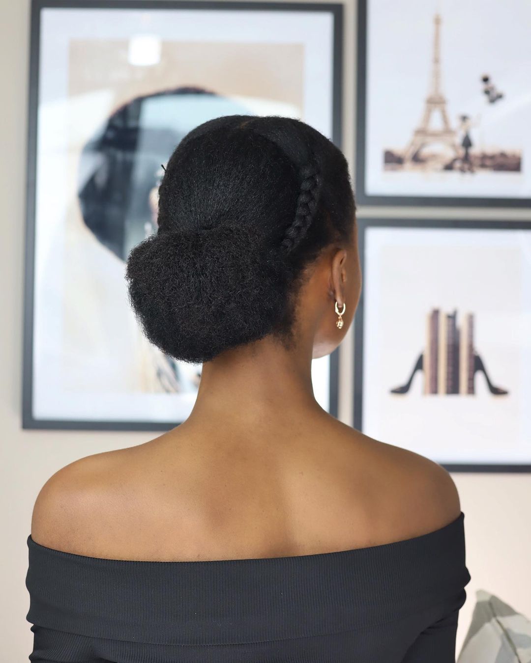 chignon bas avec tresse de côté sur cheveux naturels