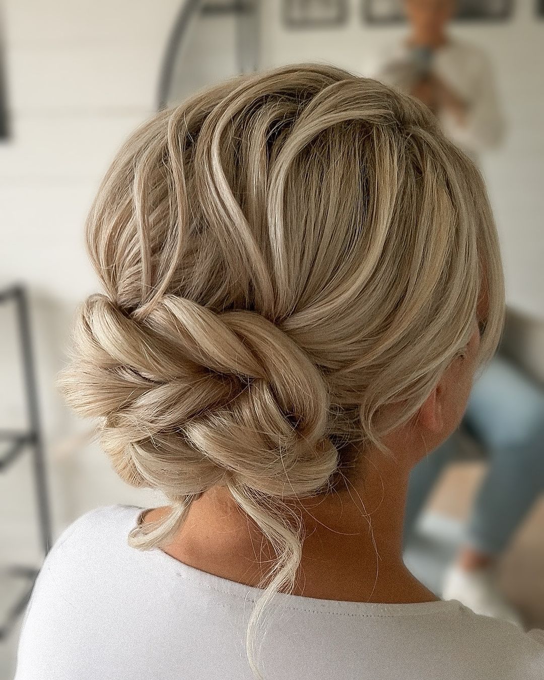 chignon bas désordonné sur cheveux courts