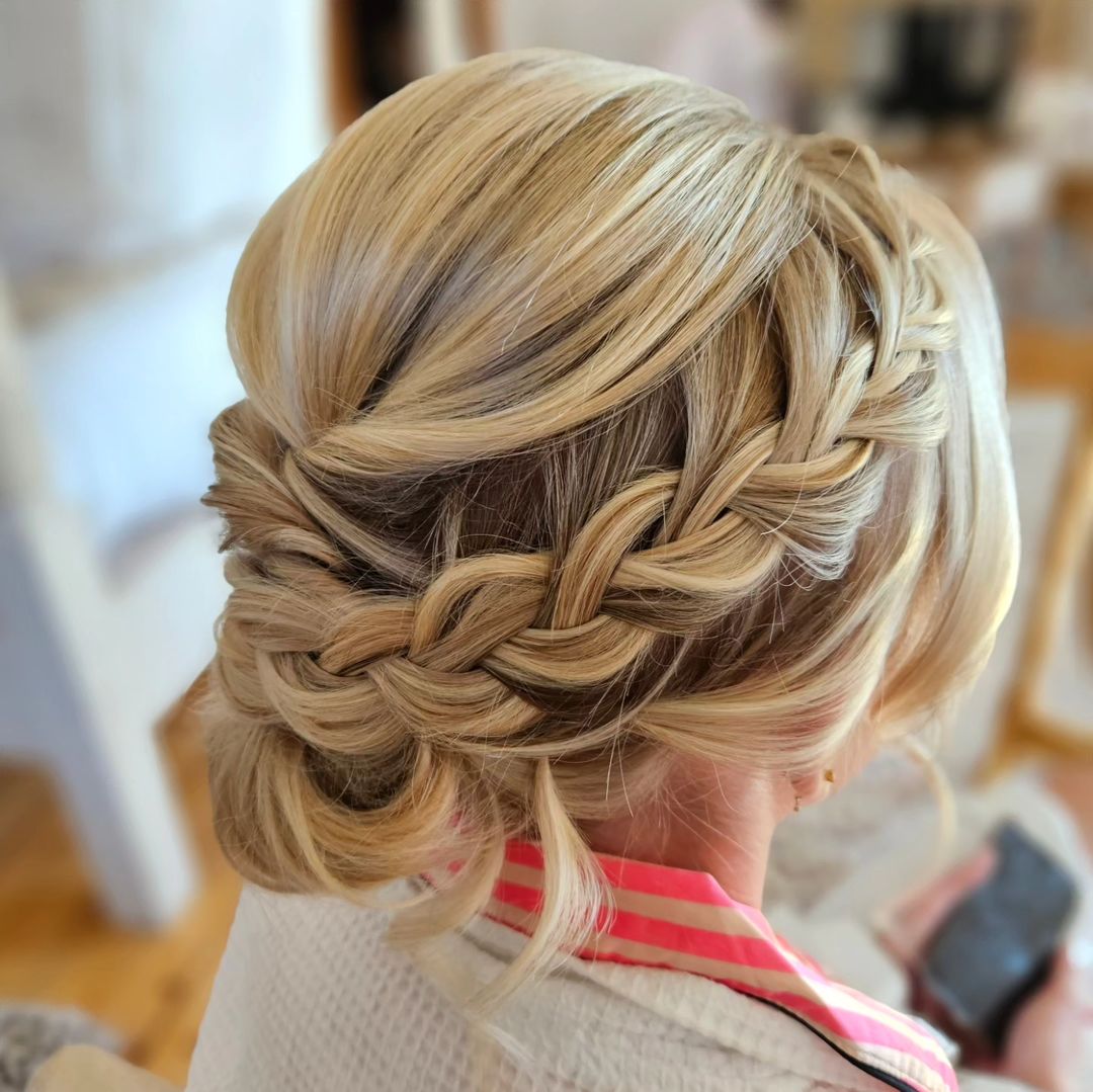 updo basso con treccia laterale