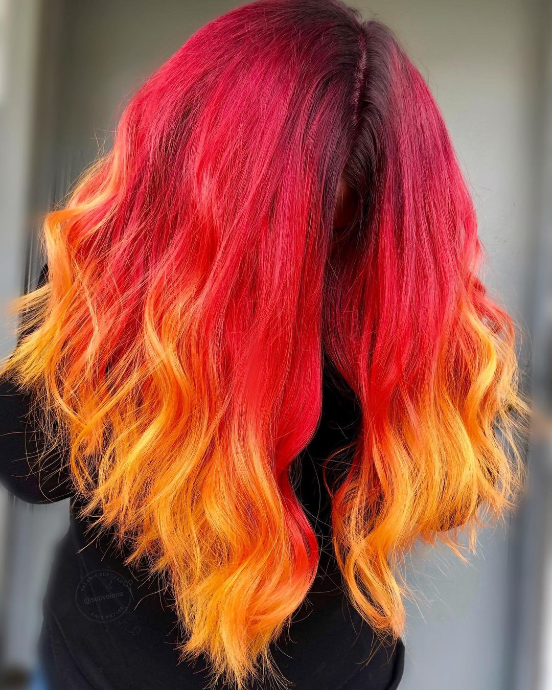 magenta naranja ombre pelo con raíces oscuras