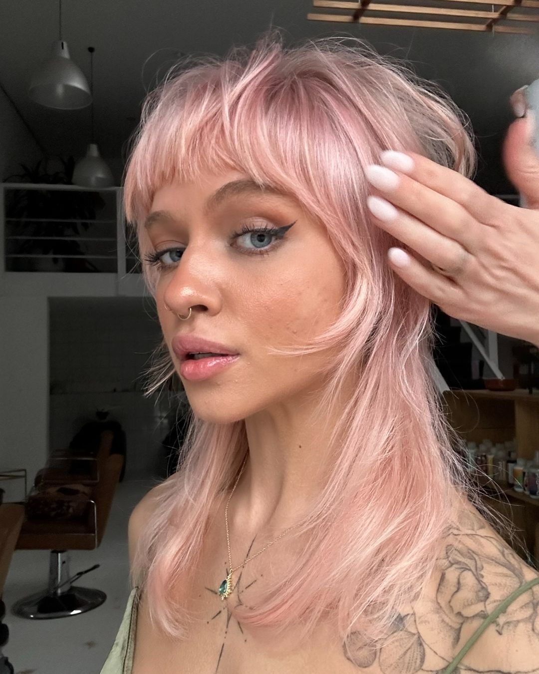 cheveux blond rosé cerise