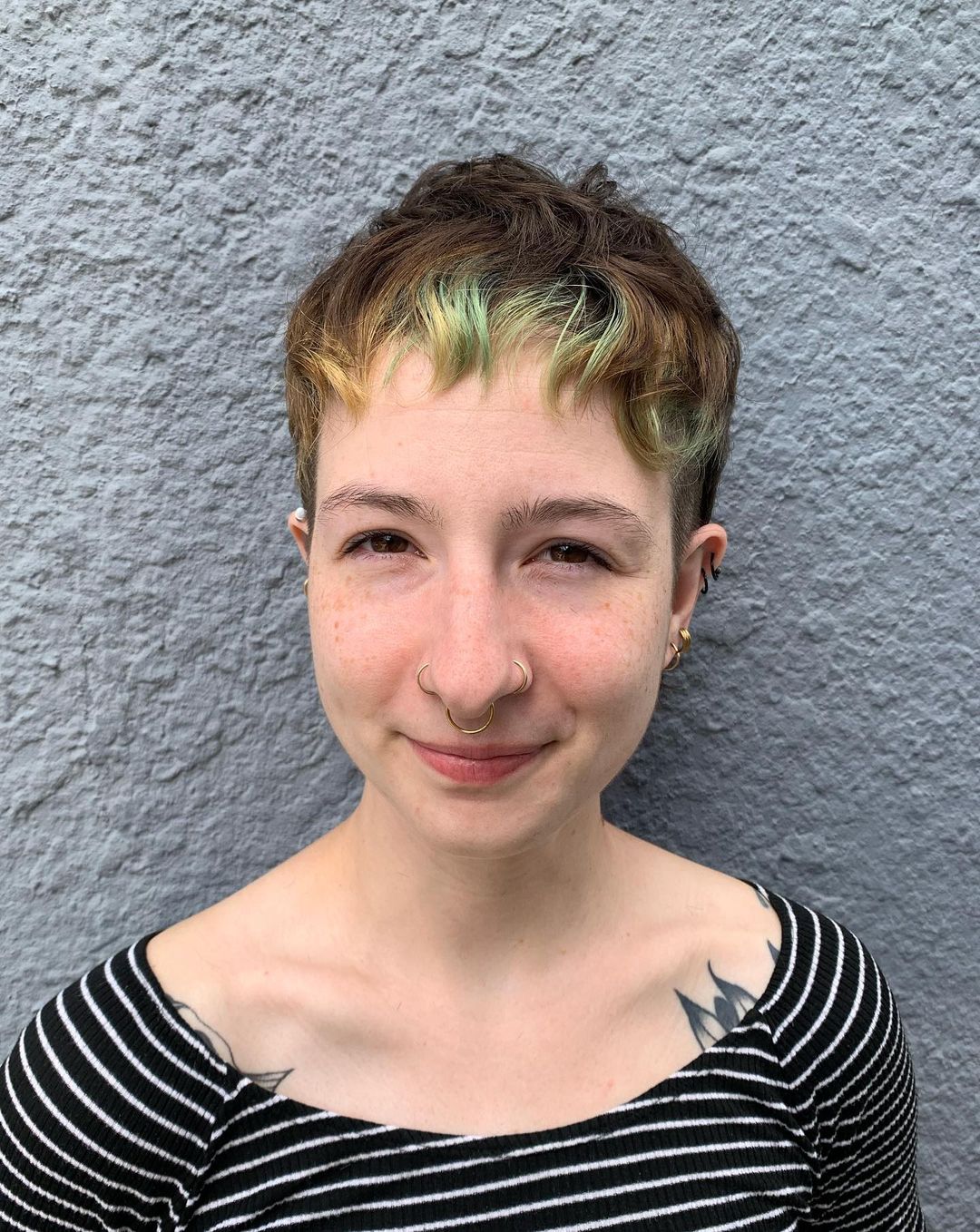 pixie shag avec undercuts latéraux et pièce d'argent