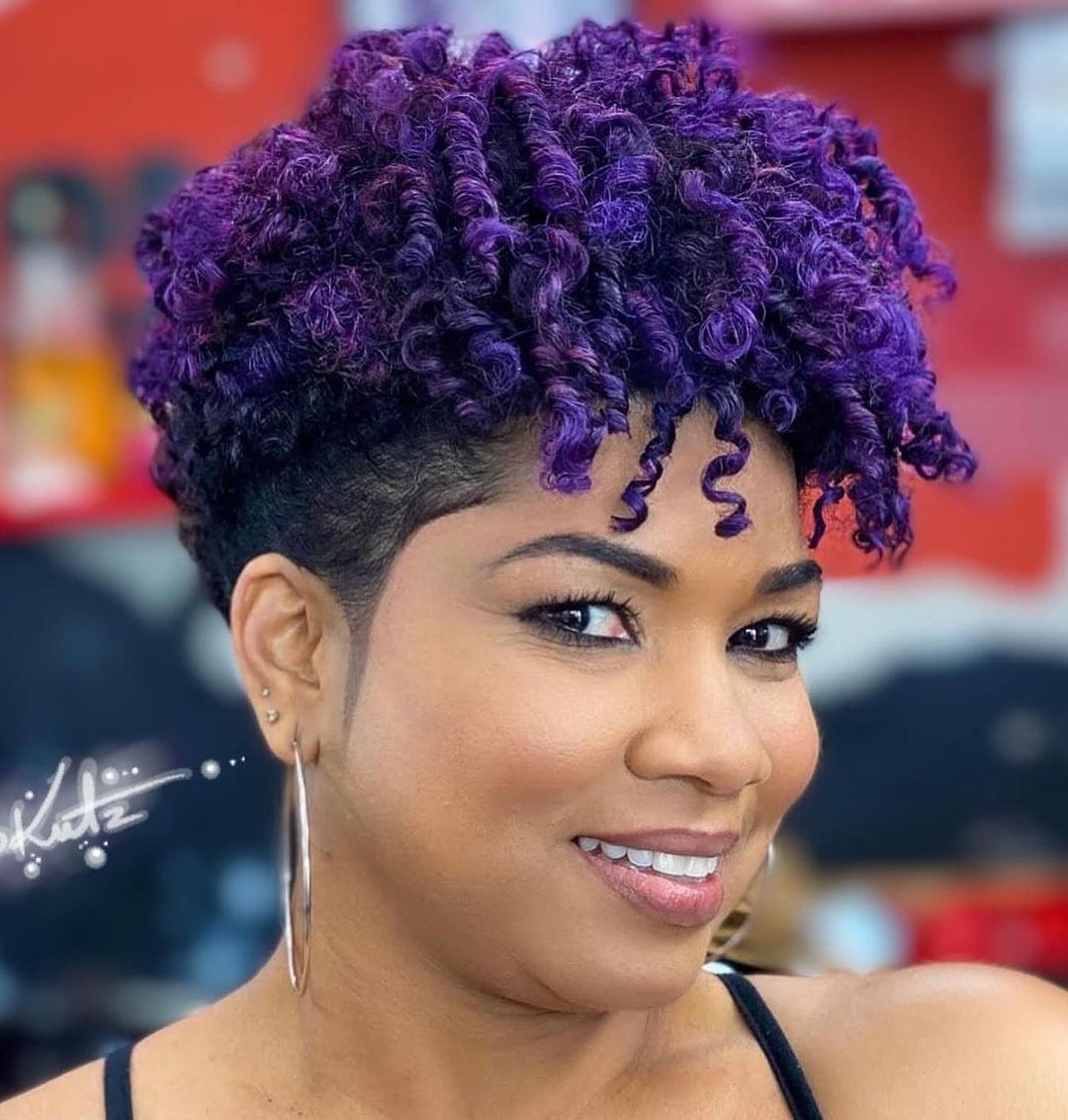 taglio affusolato viola per capelli afro