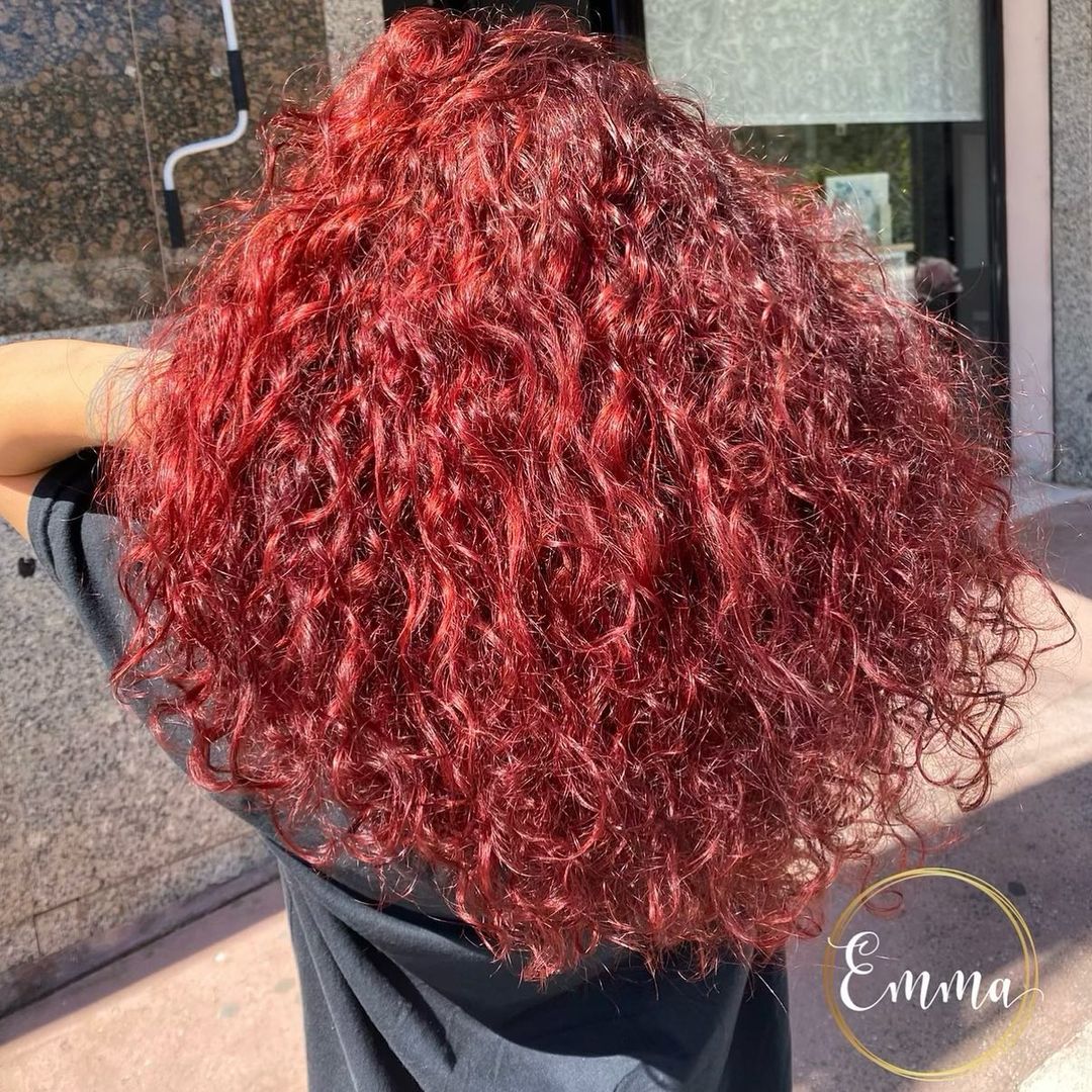 cheveux bouclés en velours rouge