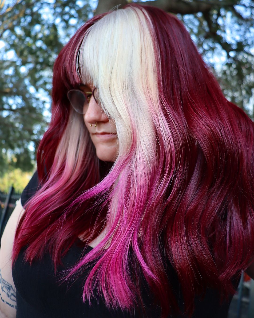 cabelo de veludo vermelho com um toque de louro e cor-de-rosa