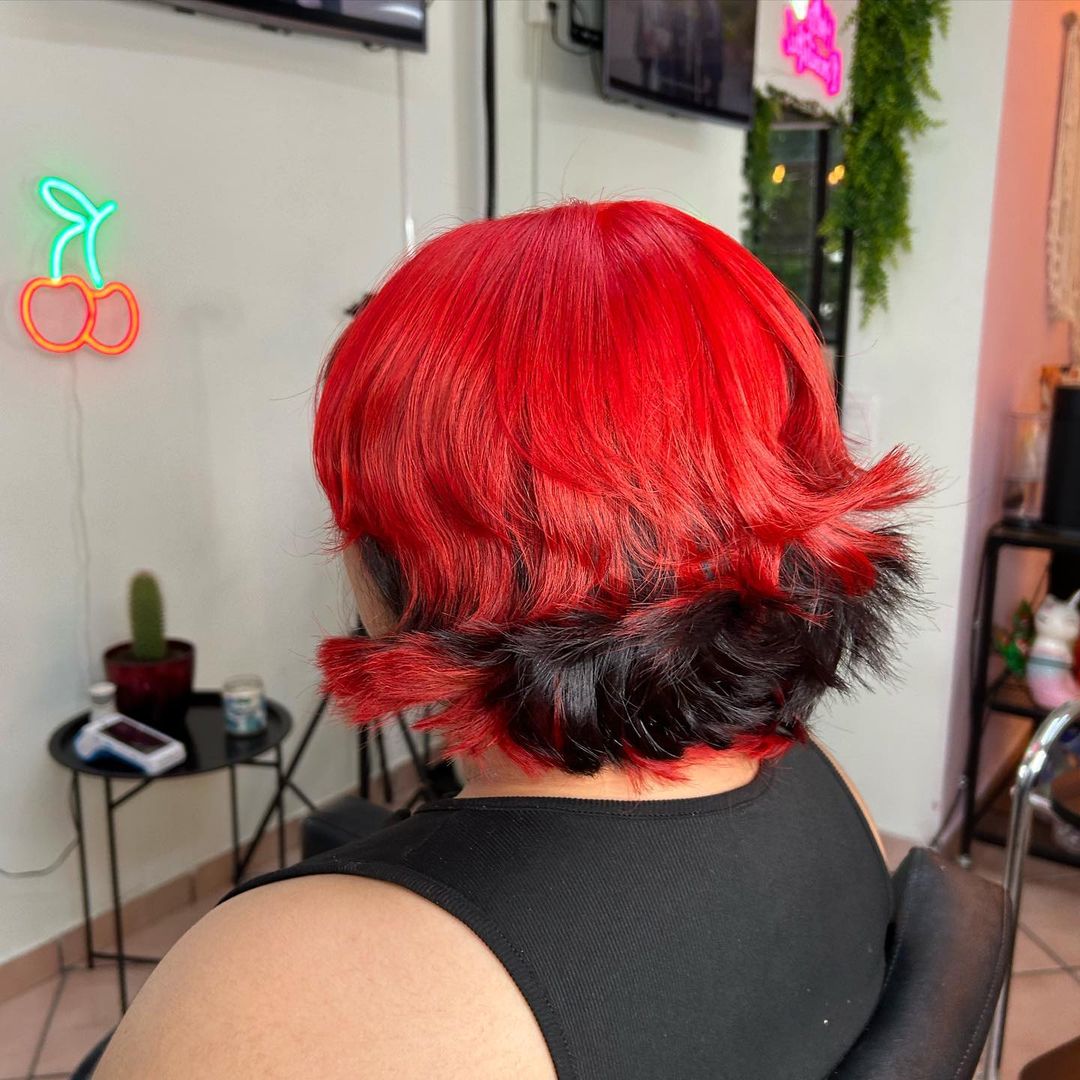 cabelo de veludo vermelho com preto por baixo