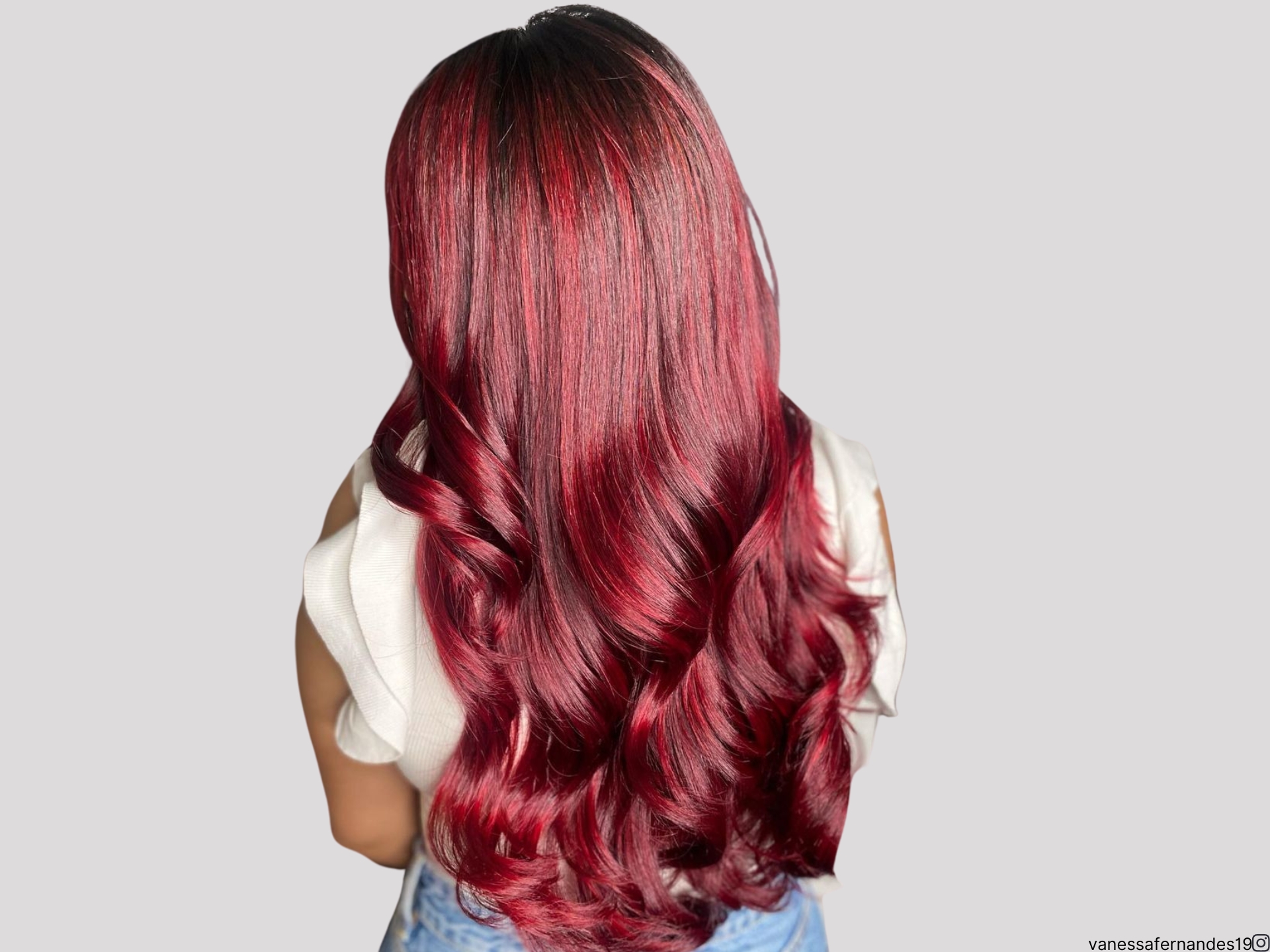 O cabelo de veludo vermelho ardente é uma tendência que não deve perder neste outono