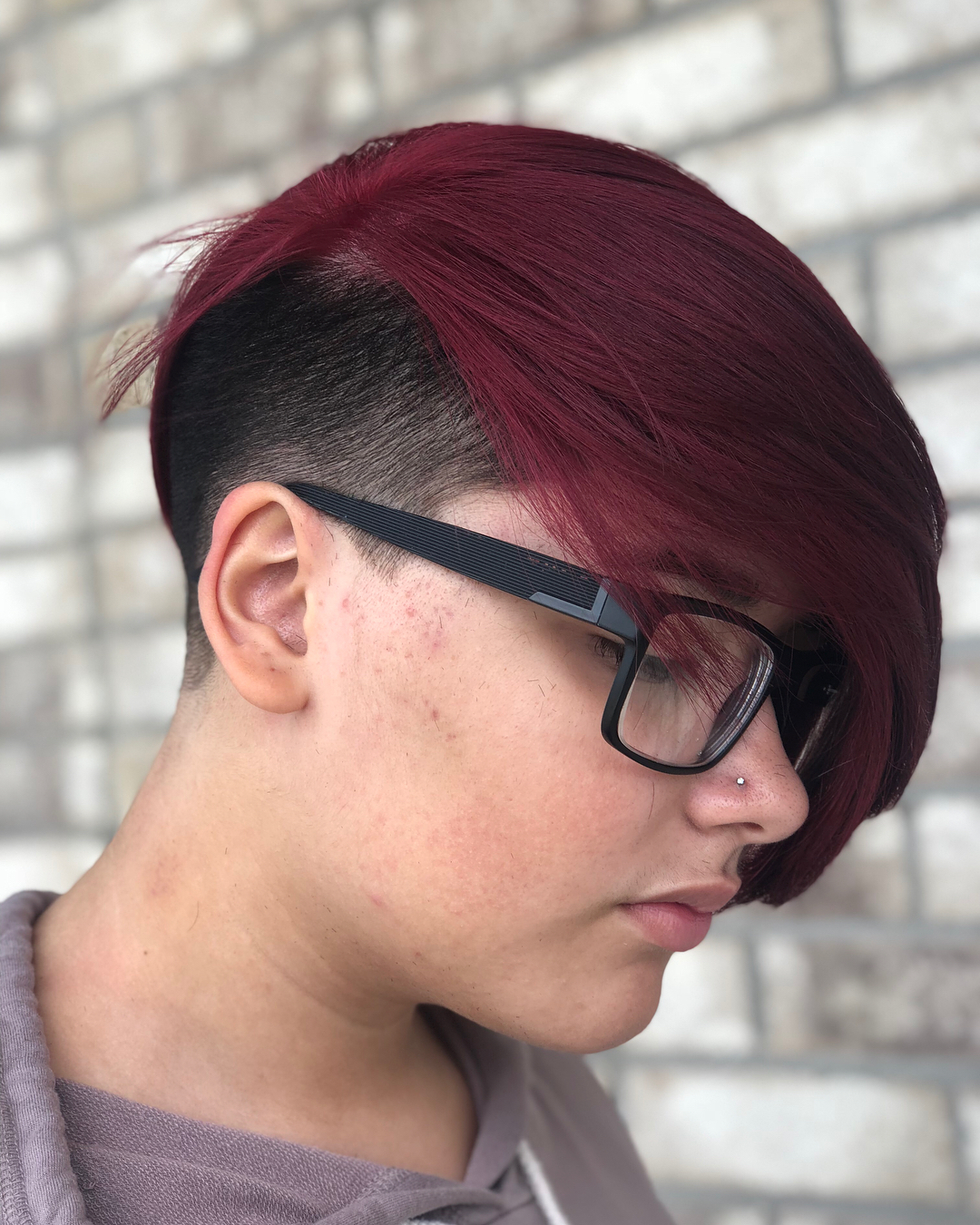 rood fluwelen pixie cut met undercut