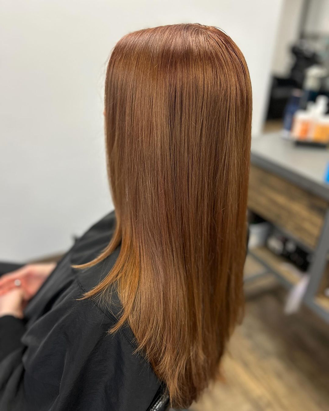 pelo liso brillante castaño cobrizo