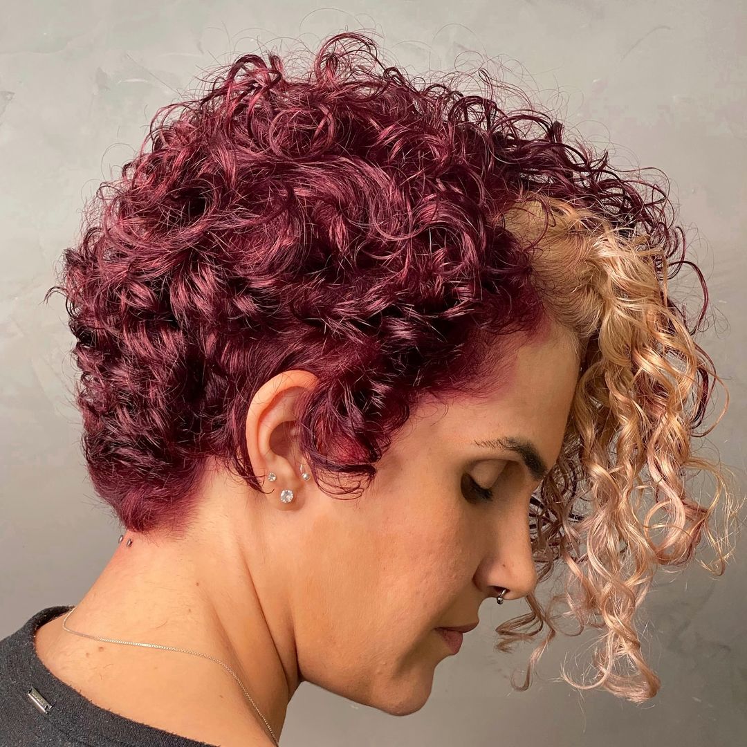 cheveux courts de couleur cerise avec une pointe de blond