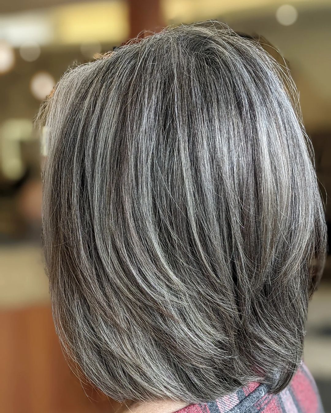 pelo corto gris con mechas