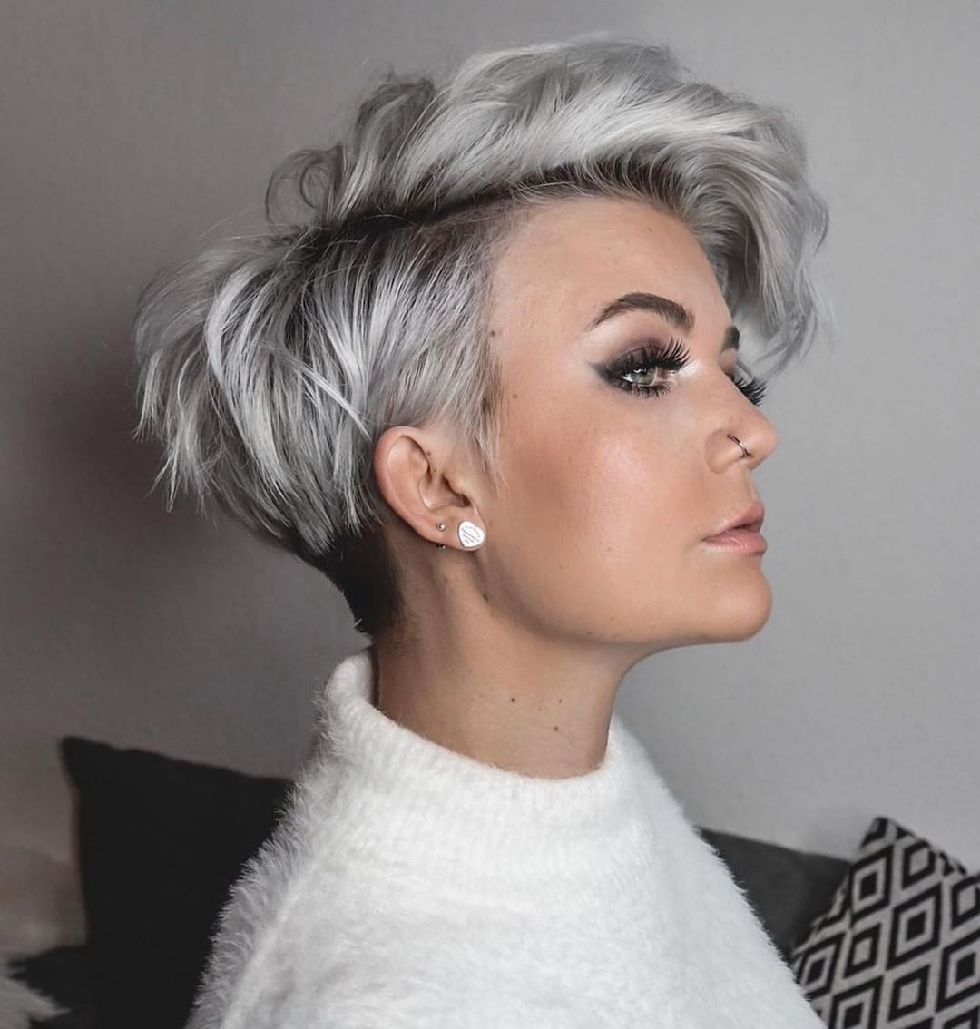 pixie cut texturizzato con taglio laterale