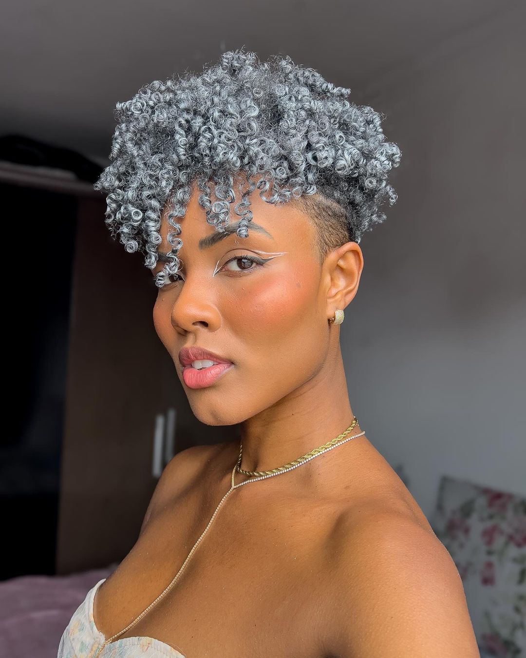 coupe argentée effilée pour cheveux afro