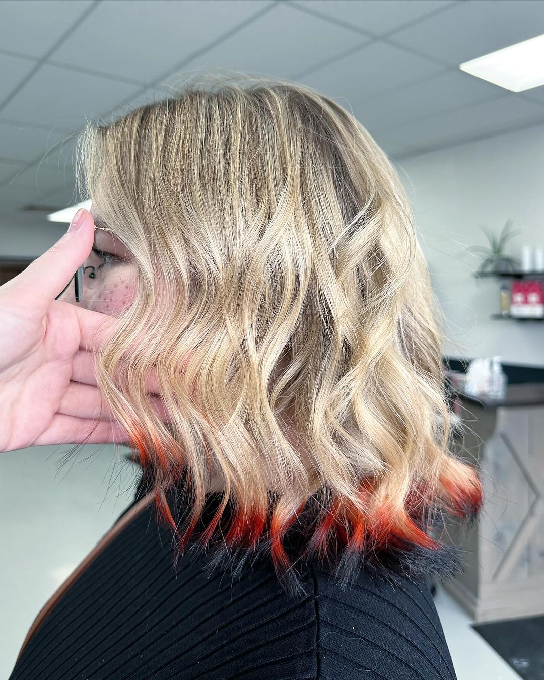 cheveux blonds doux et ondulés avec des pointes de renard