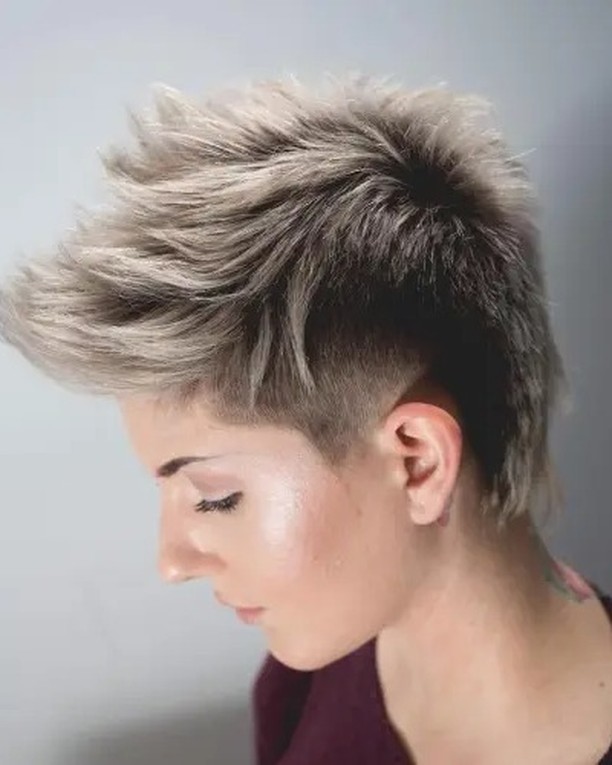 piekerige pixie cut met geschoren zijkanten