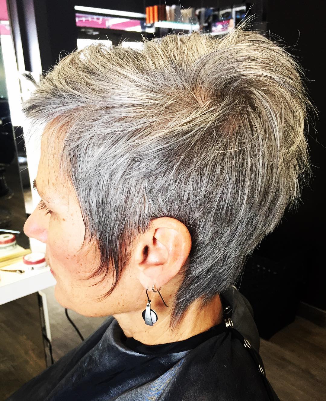 corte pixie gris texturizado con mechas bajas