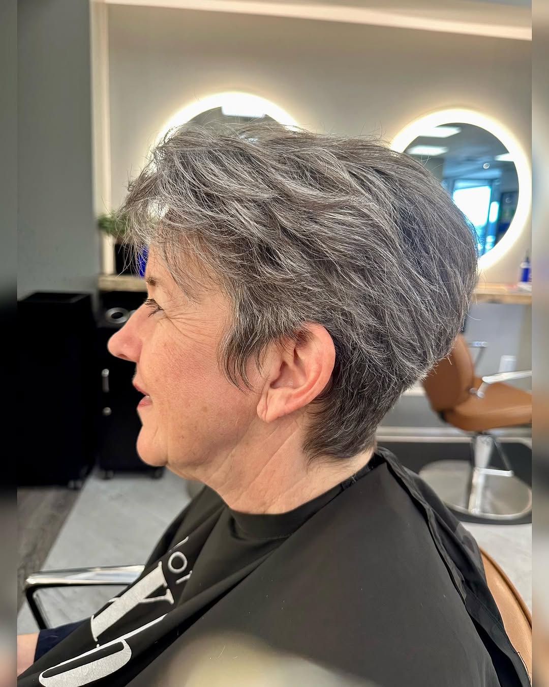 pixie gris texturizado con mechas bajas