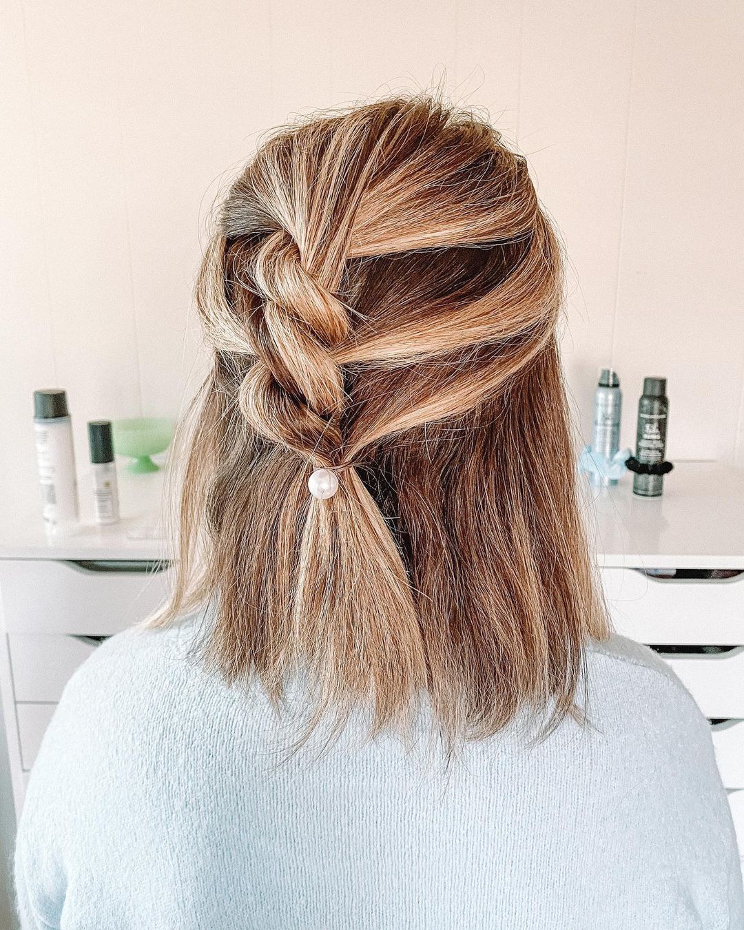 coiffure torsadée en demi-lune