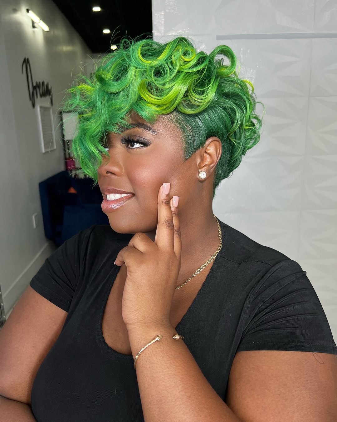 Coupe effilée vert vif pour cheveux afro