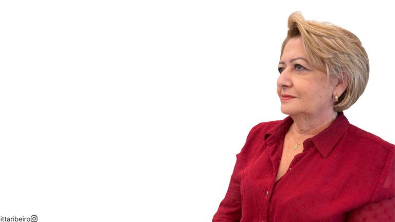 bob corto con frangia per donne over 70