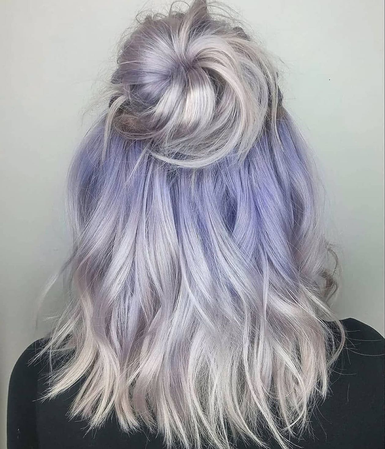 cabelo prateado com raízes lavanda