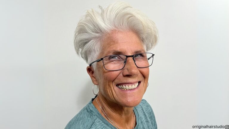 coupes de cheveux pour les femmes de plus de 60 ans avec des lunettes