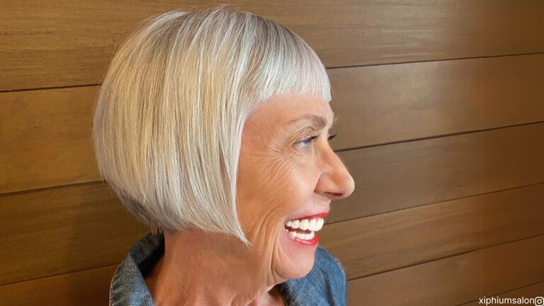 Tagli di capelli a cuneo per donne anziane