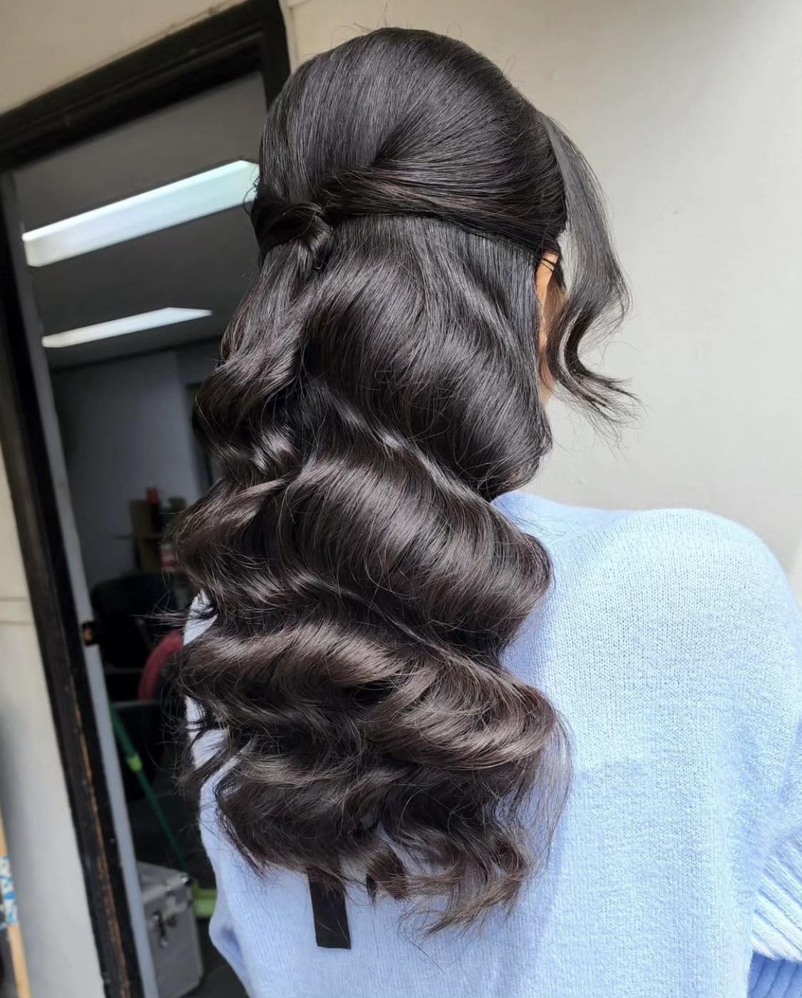 Coiffure ondulée mi-haute mi-bas