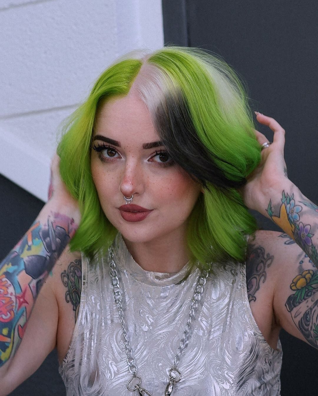 cabelo preto, branco e verde néon