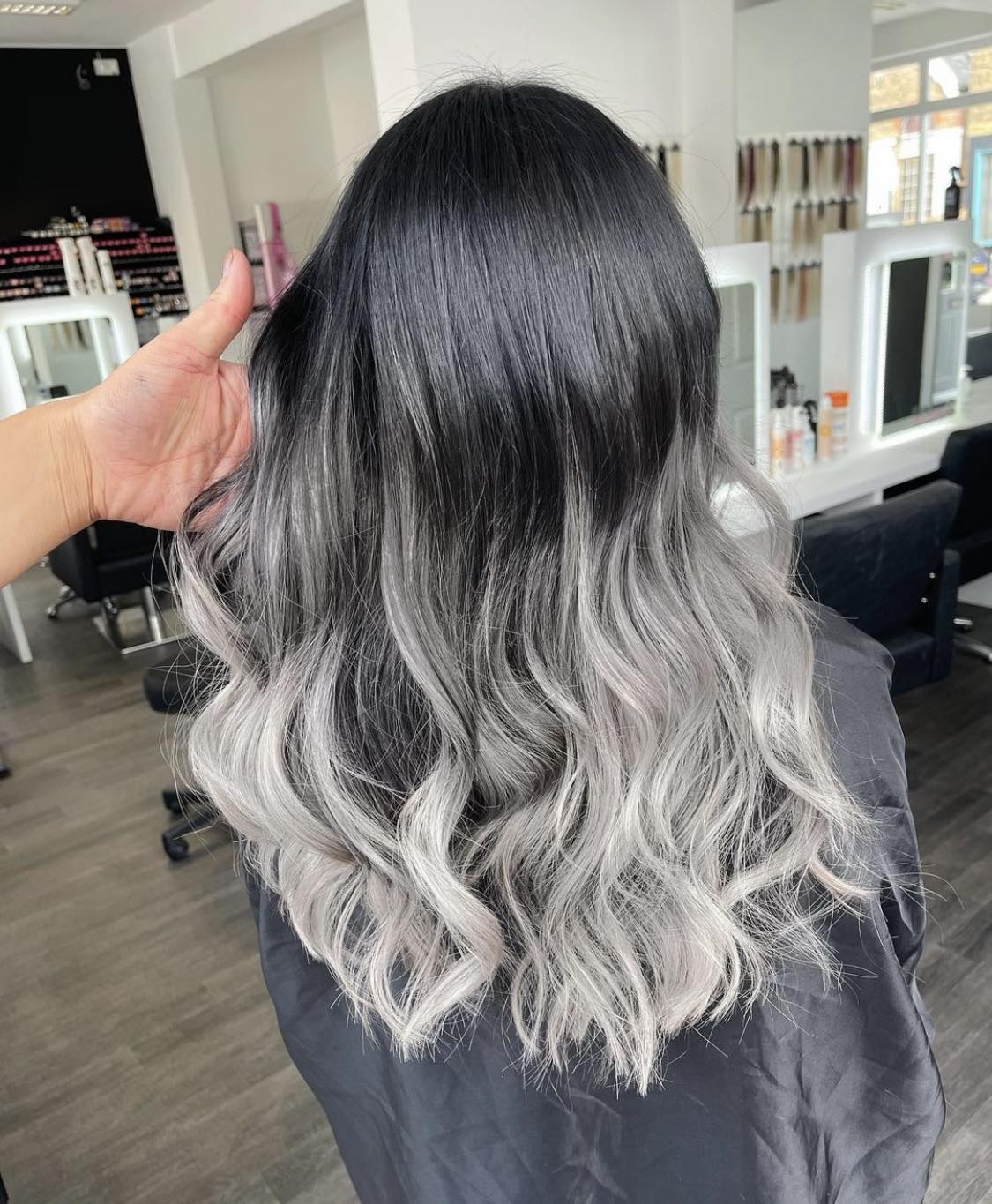 Ombre Gris Sobre Cabello Negro