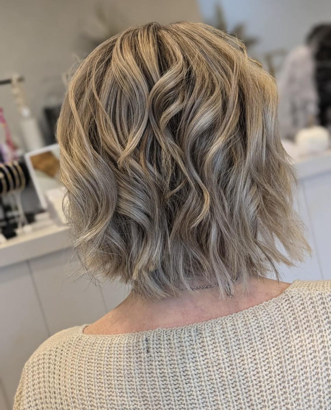 Choppy Bob met blonde highlights