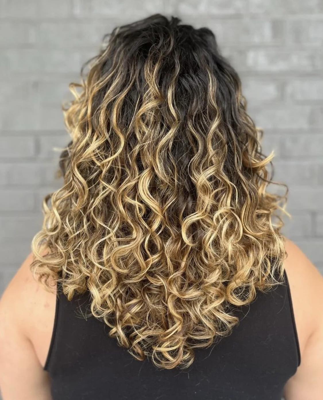 Cheveux bouclés en V