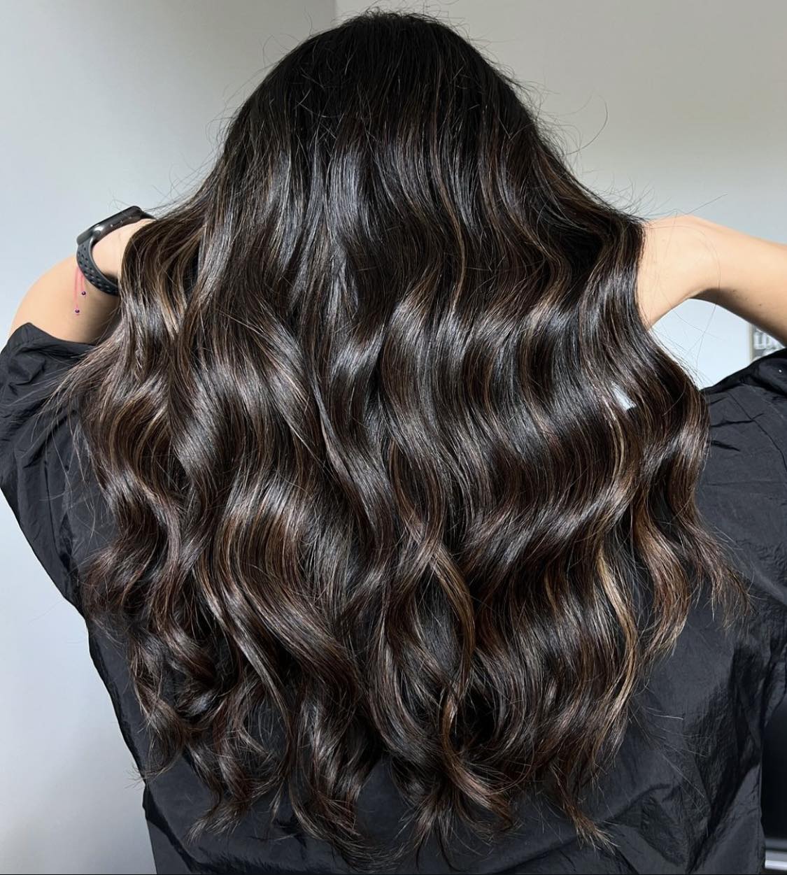 Balayage caramel subtil sur cheveux noirs