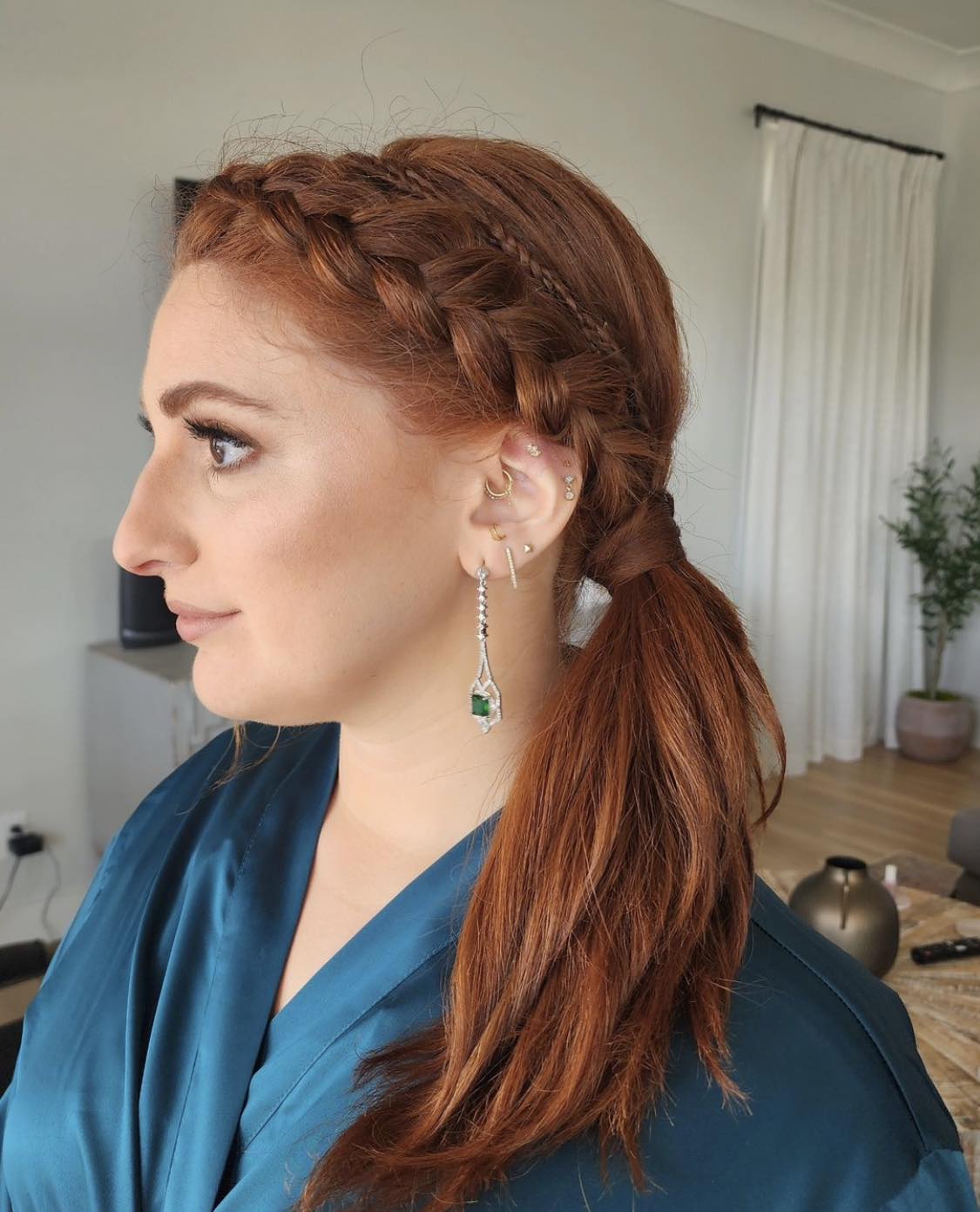 Coiffure de demoiselle d'honneur avec tresse sur le côté