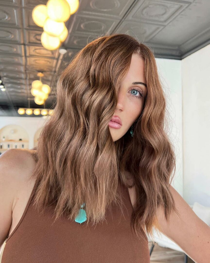 10 looks de pelo castaño claro que demuestran que lo sutil puede ser ...